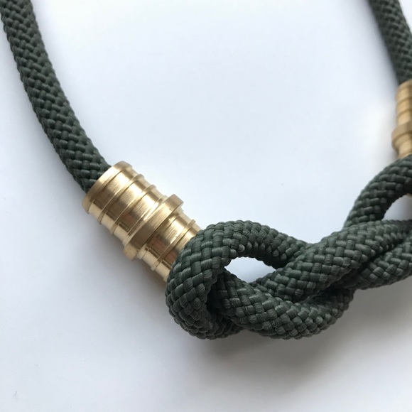 Olive green rope necklace with brass pieces - Picture 5 of 6